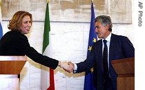 Tzipi Livni, left, shakes hands with her Italian counterpart Massimo D'Alema at end of  joint press conference in Rome,  Aug. 24, 2006
