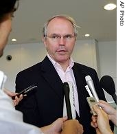 US Assistant Secretary of State Christopher Hill is surrounded by reporters upon arrival at Narita international airport, near Tokyo, Monday, September 4, 2006