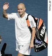 Andre Agassi waves to the crowd as he leaves the court after his loss to Benjamin Becker, September 3, 2006 