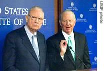 Co-chairmen of the Iraq Study Group Lee Hamilton (l) and James Baker