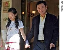 Thaksin Shinawatra leaves a London hotel with his daughter Pinthongta, September 21, 2006