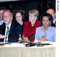 Denmark's Foreign Minister Per Stig Moeller (left) and Condoleezza Rice 
