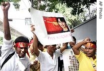 Burma activists shout slogans, demanding release of pro-democracy leader Aung San Suu Kyi, in Bangkok (File photo)