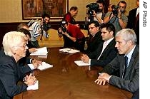 Chief U.N. war crimes prosecutor Carla Del Ponte (l) speaks with Serbia's President Boris Tadic