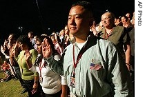 Immigrants take the oath of U.S. citizenship in Gilbert, Arizona (file photo) 