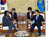 South Korean President Roh Moo-Hyun (R) talks with Condoleezza Rice (L) during their meeting at presidential Blue House in Seoul, Oct. 19, 2006