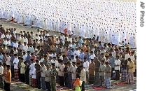 Indonesian Muslims pray during the start of celebrations for the Eid al Fitr holiday at parangkusumo beach in Yogyakarta, October 23, 2006