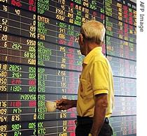 A Thai trader looks back to share prices on an electronic screen during morning stock trading in Bangkok (File photo) 