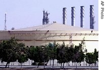 Fuel storage tank at Saudi Aramco Shell oil refinery in Jubail (file photo)
