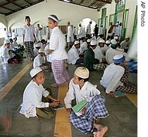 Students chat after practicing to chant verses of the holy book of Koran at Al Mukmin Islamic boarding school in Solo, Central Java, Indonesia (File photo)