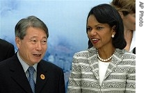 Condoleezza Rice, right, chats with South Korean Acting Foreign Minister Yu Myung-hwan in Hanoi, Nov. 16, 2006