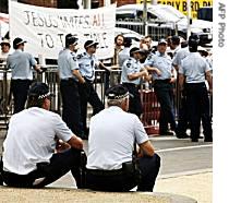 Police relax on the front line as protests fail to eventuate at the G-20 finance summit in Melbourne, 19 November 2006