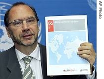 UNAIDS Executive Director Peter Piot presents the annual AIDS epidemic update report in Geneva, Nov. 21, 2006