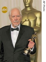 Robert Altman poses with honorary Oscar he received in 2006