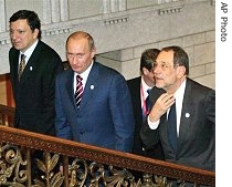 EU Foreign Affairs and Security Chief Policy Javier Solana, (r), Russian President Vladimir Putin and EC President Jose Manuel Barroso, (l), at EU-Russia summit in Helsinki, 24 Nov. 2006 