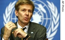 Jan Egeland speaks during a press conference at the United Nations European headquarters in Geneva, 29 Nov. 2006<br />