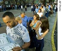 Venezuelans line up to vote at a polling station in Caracas, 3 Dec 2006