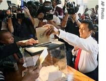 Madagascar President Marc Ravalomanana casts his ballot in Antananarivo, 3 Dec 2006