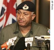 Fiji's military commander Frank Bainimarama announces he had taken control of the country, in Suva, 5 Dec 2006