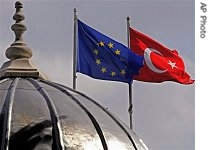 Flags of Turkey, (l), and the European Union fly over dome of a mosque in Istanbul (file photo)