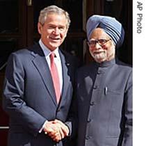 India's Prime Minister Manmohan Singh (r) with President Bush (file photo)