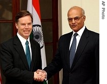 Nicholas Burns and Indian Foreign Secretary Shiv Shankar Menon in New Delhi, 7 Dec 2006