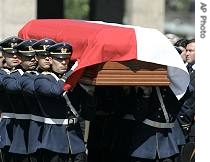 Honor Guard soldiers carry coffin of former military ruler Gen. Augusto Pinochet to a mass during his funeral at the Military Academy in Santiago, 12 Dec 2006