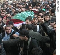 Palestinians carry body of Bassam al-Farra during his funeral in Khan Yunis, 13 Dec 2006