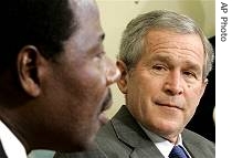 Presidents George W. Bush (r) and Thomas Boni Yayi