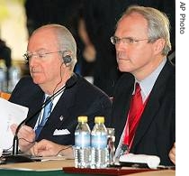 US Assistant Secretary of State Christopher Hill, right, and US Ambassador to China Clark Randt in Beijing, 18 Dec 2006