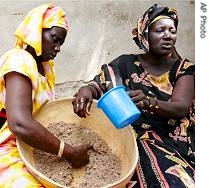 Anta Mbow, left, and Gueye Ndao Seck make couscous by hand in Thiaroye, Senegal 17 Sept 2006