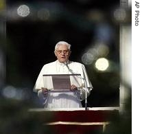 Pope Benedict XVI delivers his blessing during the Angelus noon prayer at the Vatican, 24 Dec 2006<br />