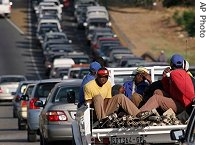 Rush-hour traffic in Johannesburg (26 Oct 2005)