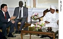 Bill Richardson (l) meets with Sudanese President Umar al-Bashir (r) in Khartoum, 8 Jan 2007