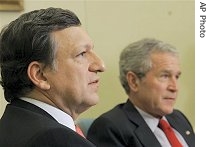 President Bush, (r), meets with EC President Jose Manuel Barroso in the Oval Office of the White House, 8 Jan 2007