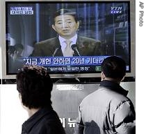 People at a waiting room of Seoul train station watch President Roh Moo-hyun, delivering a speech, 9 Jan 2007