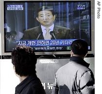 People at a waiting room of Seoul train station watch  President Roh Moo-hyun, delivering a speech, 9 Jan 2007