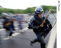 Riot police officers participate in training in preparation for 12th ASEAN Summit, 11 Jan 2007 in Mactan, Cebu  