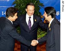 Chinese Premier Wen Jiabao, center, welcomes S. Korean President Roh Moo-hyun, left, and Japanese PM Shinzo Abe, in Cebu, 14 Jan 2007 