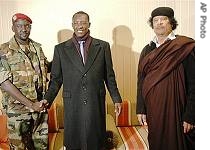 Mahamat Nour, left, leader of Chadian United Front for Democratic Change, Chad's President Idriss Deby, center, and Libyian leader Moammar Gaddafi, 24 Dec 2006