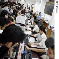 Investors crowd Saigon Securities Incorporation (SSI)'s trading floor in Ho Chi Minh city 