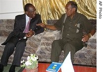 Francois Lonseny Fall, left, has discussions with the Somali President Abdullahi Yusuf, Thursday, 18 Jan. 2007 in the capital Mogadishu