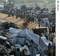 Displaced ethnic Tamils at a government camp in Kiran, Sri Lanka, 21 Jan 2007