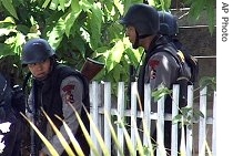 Members of an Indonesian anti-terror squad take part in a raid on an Islamic militant stronghold in Poso, 22 Jan 2007