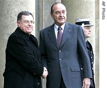 France's President Jacques Chirac (r) with Lebanon's Prime Minister Fuad Siniora in Paris