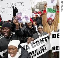 Guinean demonstrators protest the regime of President Lansana Conte, across from White House in Washington, 25 Jan 2007