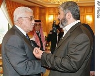 Palestinian President Mahmoud Abbas, left, listens to Hamas leader Khaled Mashaal, during their meeting in Mecca, Saudi Arabia, 8 Feb 2007
