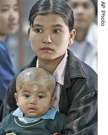 A young Karen refugee mother from Myanmar and her child wait for treatment at the Mae Tao clinic in Mae Sot, Thailand (File photo)