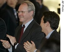 Christopher Hill (l) applauds with others to show approval of an agreement during the closing ceremony of the six-party talks on North Korea's nuclear program in Beijing, 13 Feb 2007