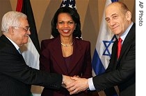 Secretary of State Condoleezza Rice, center, Israeli PM Ehud Olmert, right, and Palestinian President Mahmoud Abbas, left, shake hands at a meeting at a hotel in Jerusalem, 19 Feb. 007